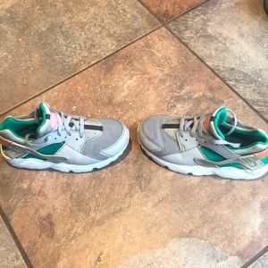 NIKE girls Huarache